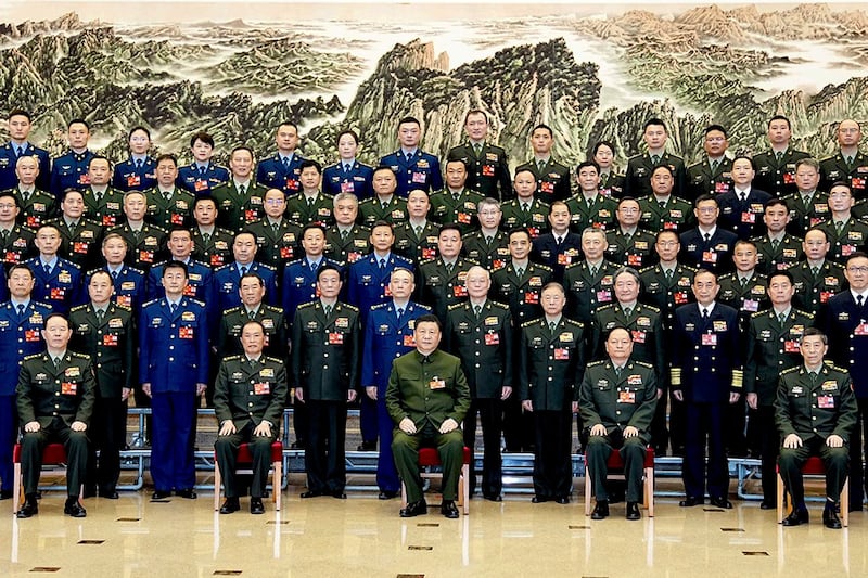 解放军领导干部因整肃运动而人人自危。图为今年3月习近平与出席十四届全国人大会议解放军和武警部队代表团合影。第一排右边第一位是李尚福。(美联社图片)